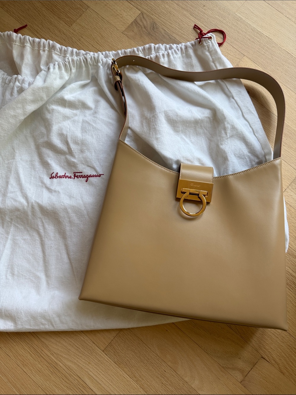Salvatore Ferragamo Cream Leather Shoulder Bag with Gold Gancini - Picture 6 of 9